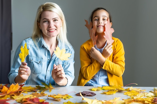 Famiglia felice che fa arredamento autunnale. atmosfera autunnale