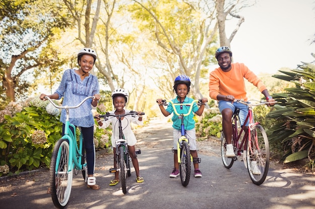 자전거를 하 고 행복 한 가족