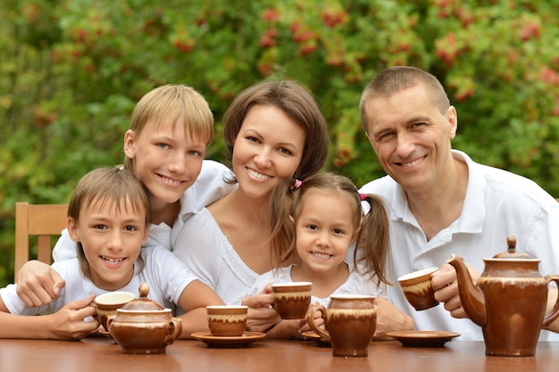 Photo happy family drinking tea