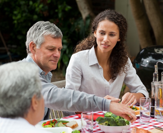 Famiglia felice che mangia nel giardino