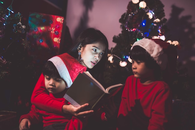 幸せな家族は家で一緒にクリスマスフェスティバルを楽しむタイの人々