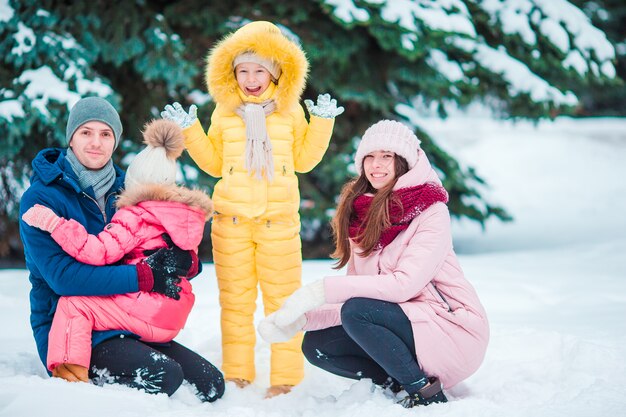 La famiglia felice gode del giorno nevoso dell'inverno