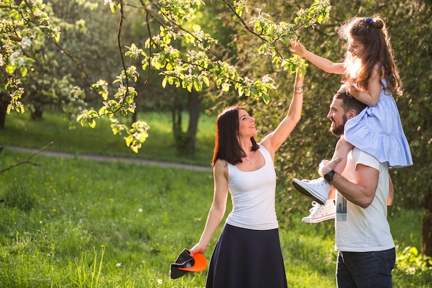 Foto famiglia felice che gode nel parco