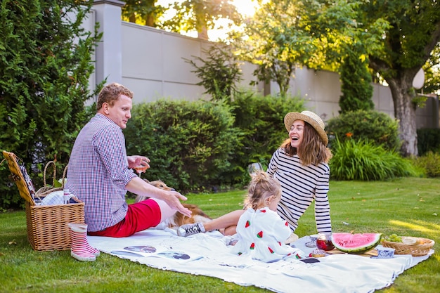 Photo happy family enjoying picnic