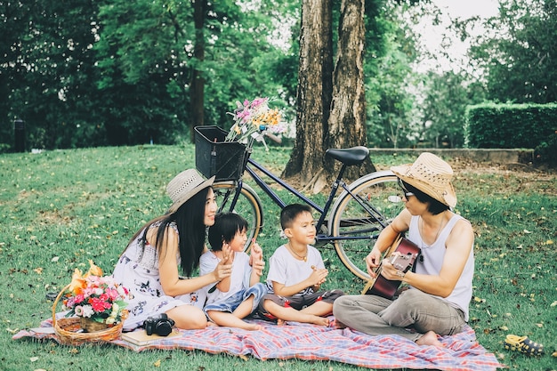 公園でのピクニックで楽しい時間を過ごしている幸せな家族。