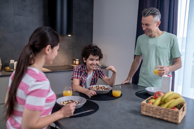 Photo happy family. family having breakfast together and looking happy