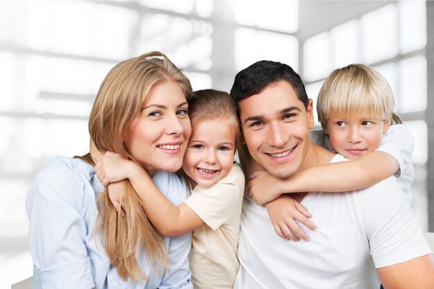 Foto famiglia felice. padre, madre e figli. su sfondo bianco
