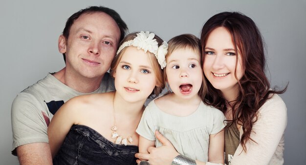 Foto famiglia felice. padre, madre e due figli (3 e 10 anni)