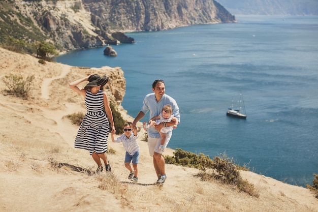 Счастливая семья из четырех человек, прогулки в горах. Семейное понятие. Семейное путешествие.