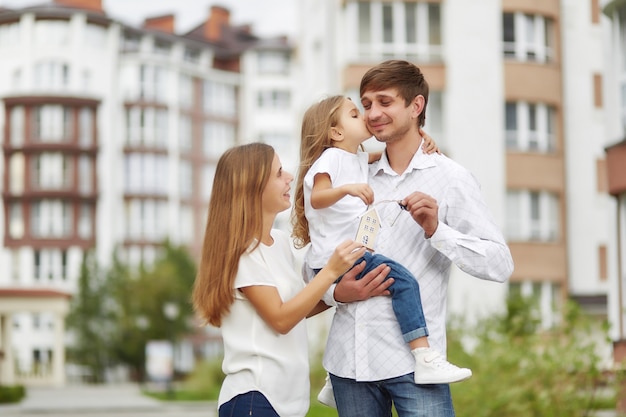 Foto famiglia felice davanti al nuovo condominio