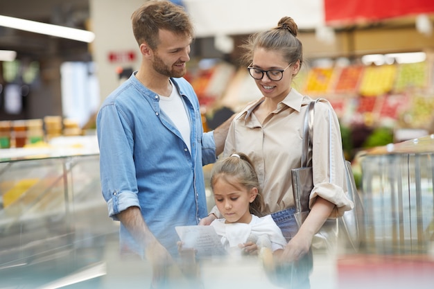 Продуктовый магазин Happy Family в супермаркете