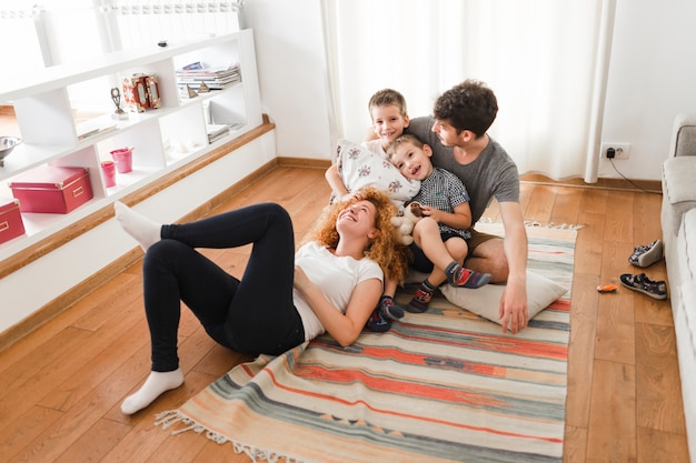 Foto famiglia felice che va in giro nel salotto