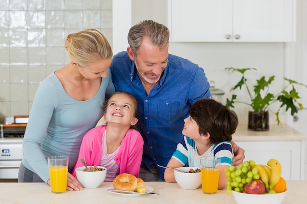 Famiglia felice facendo colazione in cucina