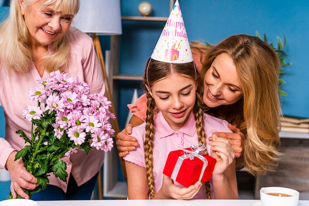 Famiglia felice che fa colazione la mattina a casa e celebra il giorno della nascita