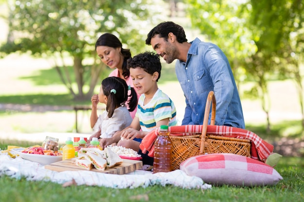 公園で朝食を食べて幸せな家族