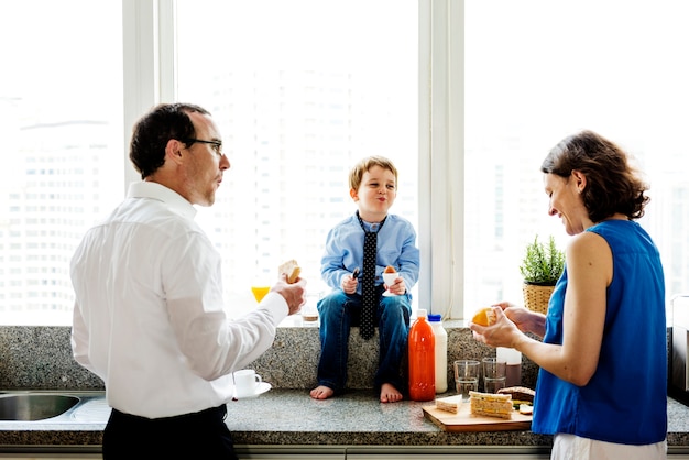 Famiglia felice facendo colazione insieme