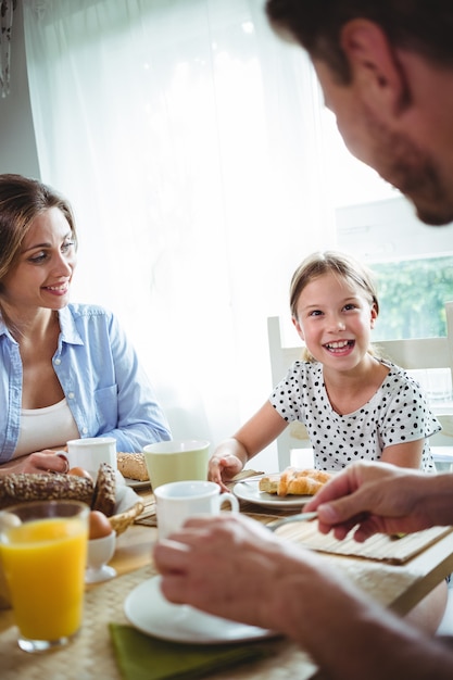 Photo happy family having breakfast