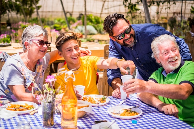 テーブルで食べたり飲んだりする幸せな家族