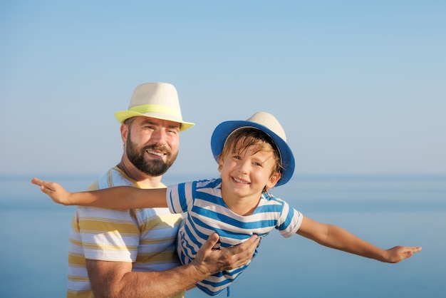 写真 夏休みを楽しんで幸せな家族