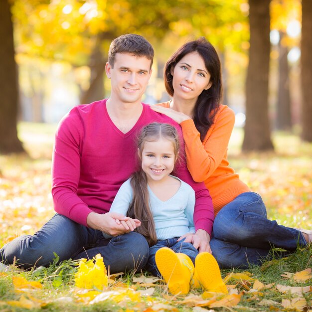Счастливая семья весело на открытом воздухе в осеннем парке