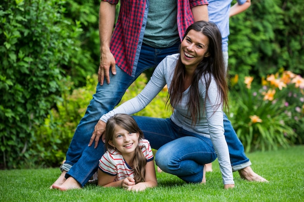 Foto famiglia felice che si diverte nel parco