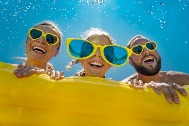 Foto famiglia felice che si diverte in vacanza estiva