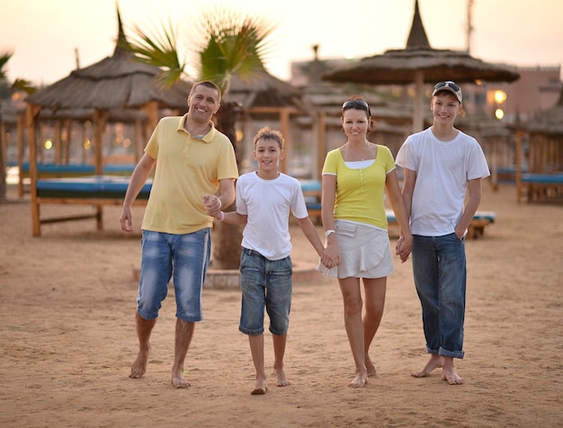 Счастливая семья весело на тропическом курорте.