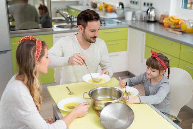 Photo happy family having lunch