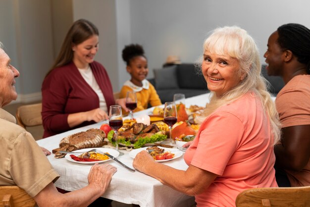 Famiglia felice che ha una bella cena del Ringraziamento insieme