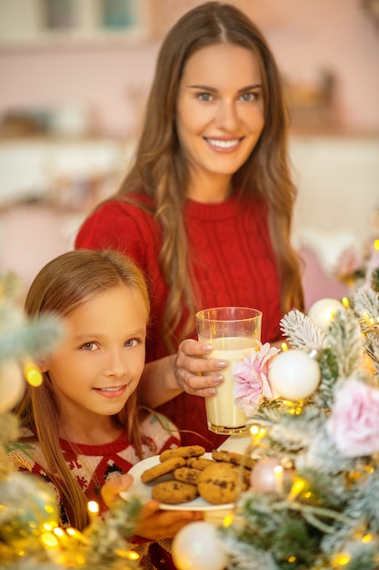 クリスマスの間に家で幸せな家族