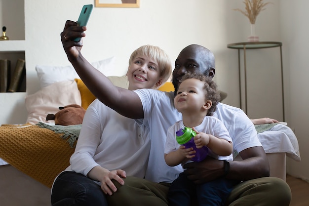 Photo the happy family at home, different nationalities