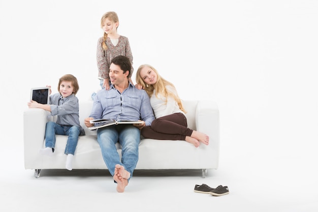 Foto famiglia felice a casa. scuola a casa.