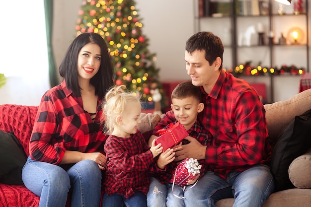 Famiglia felice a casa in attesa del natale