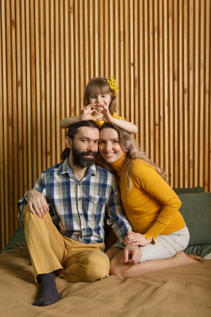 La famiglia felice si diverte in camera da letto. godersi lo stare insieme. p