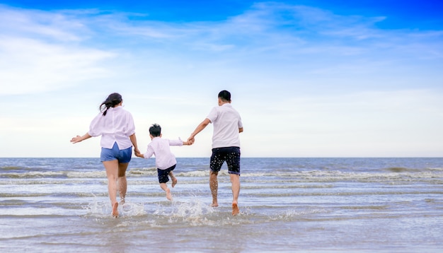 해변에서 행복한 가족 점프