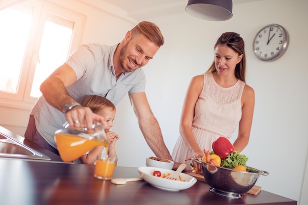 Foto famiglia felice in cucina