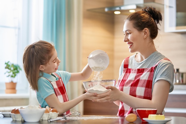 Famiglia felice in cucina.