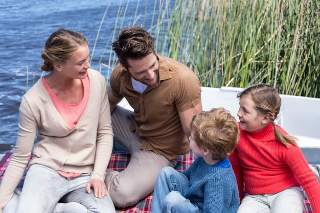 Foto famiglia felice in un lago