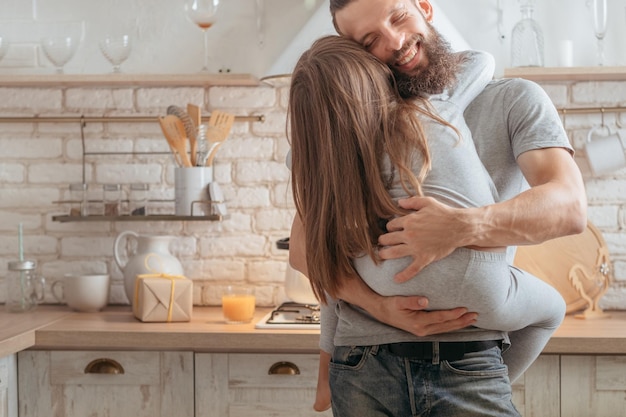 Счастливый семейный отдых Отец держит свою маленькую дочь улыбается Девушка обнимает своего папу