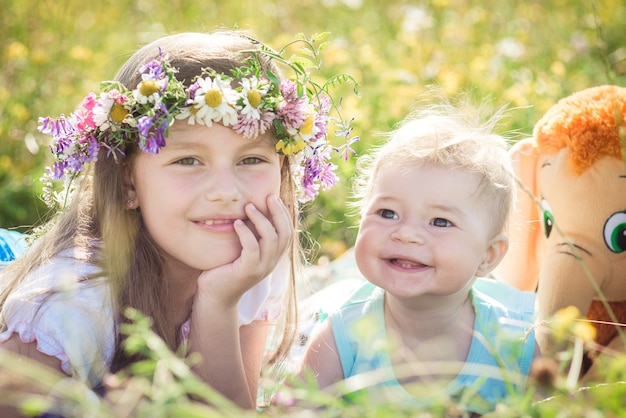 Foto stile di vita familiare felice. giornata di sole per bambini felici.