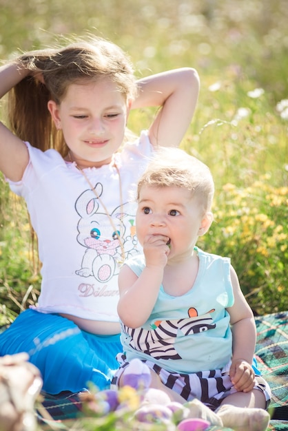 Foto stile di vita familiare felice. giornata di sole per bambini felici.