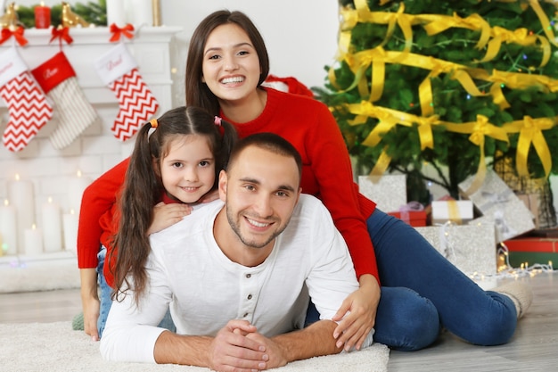 Famiglia felice in soggiorno decorato per natale