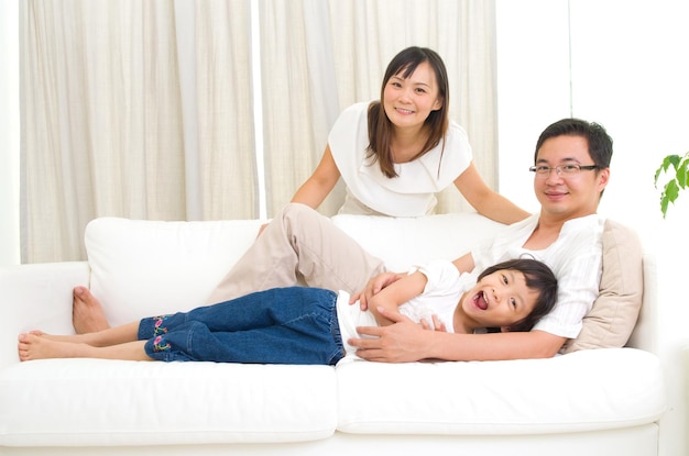 家のリビングで幸せな家族