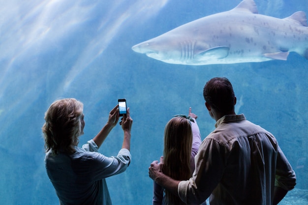 Foto famiglia felice guardando il serbatoio di pesce