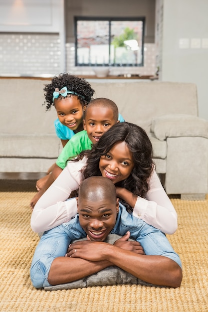 Photo happy family lying on the floor at home