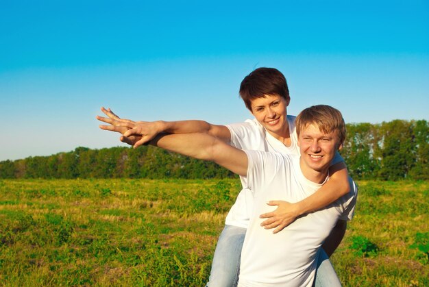 Photo happy family in a meadow