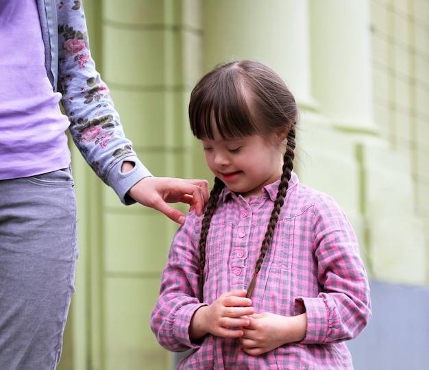 幸せな家族の瞬間-母と子は楽しんでいます。