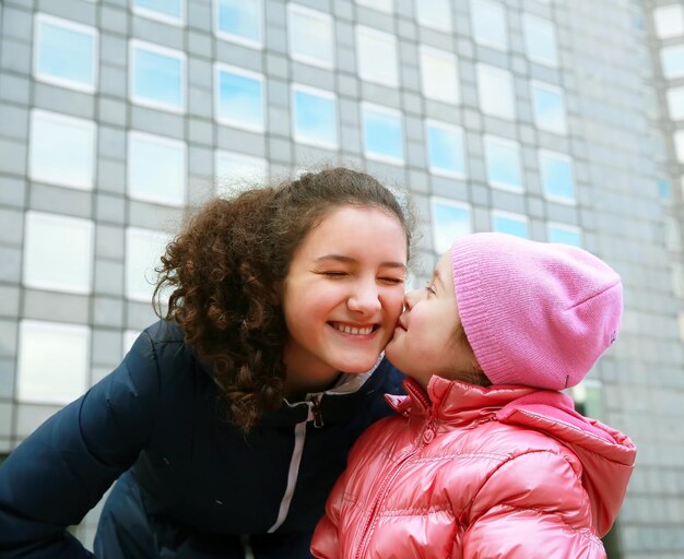 幸せな家族の瞬間-街で楽しんでいる若い女の子