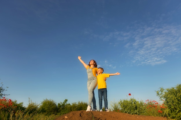 Foto madre della famiglia e figlio felici del bambino di estate sulla natura al tramonto