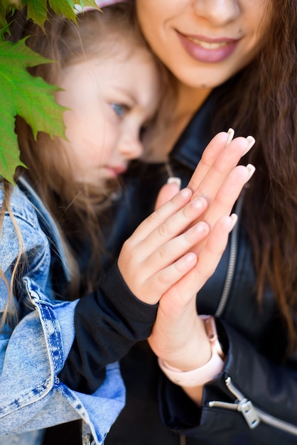 Foto madre di famiglia felice e figlia del bambino nel parco di primavera della natura.